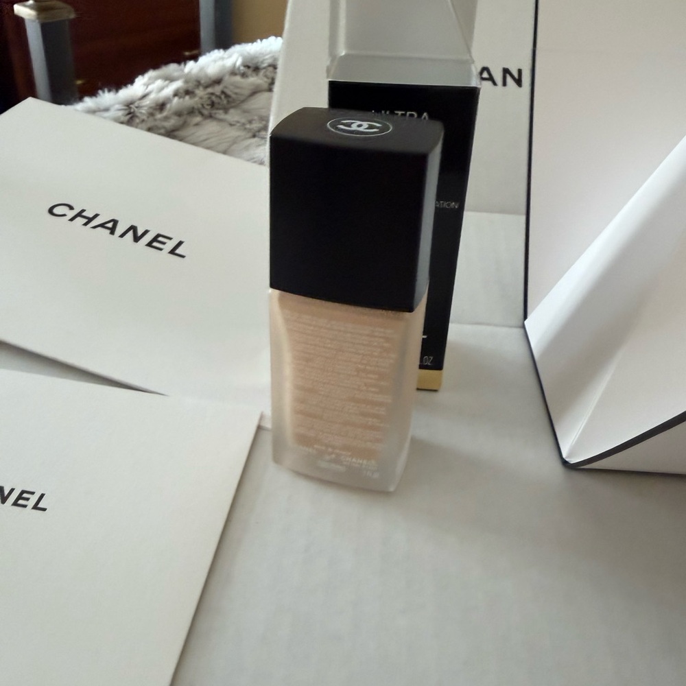 CHANEL ULTRA LE TEINT ALL-DAY COMFORT FLAWLESS FINISH FOUNDATION - Picture 11 of 12